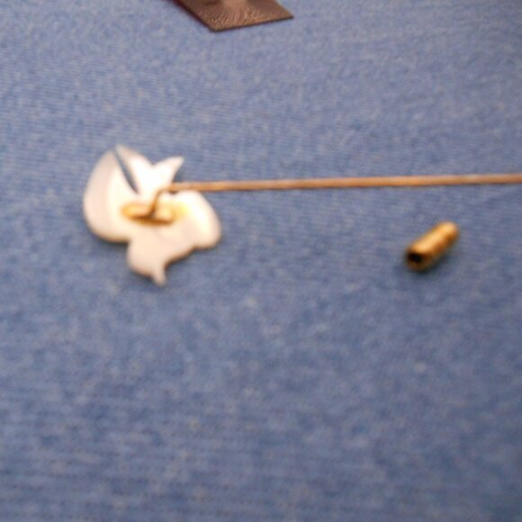 VINTAGE BIRD DOVE IN SHELL ON GOLD TONE STICK LAPEL PIN ON ORIGINAL DISPLAY CARD - Picture 9 of 10